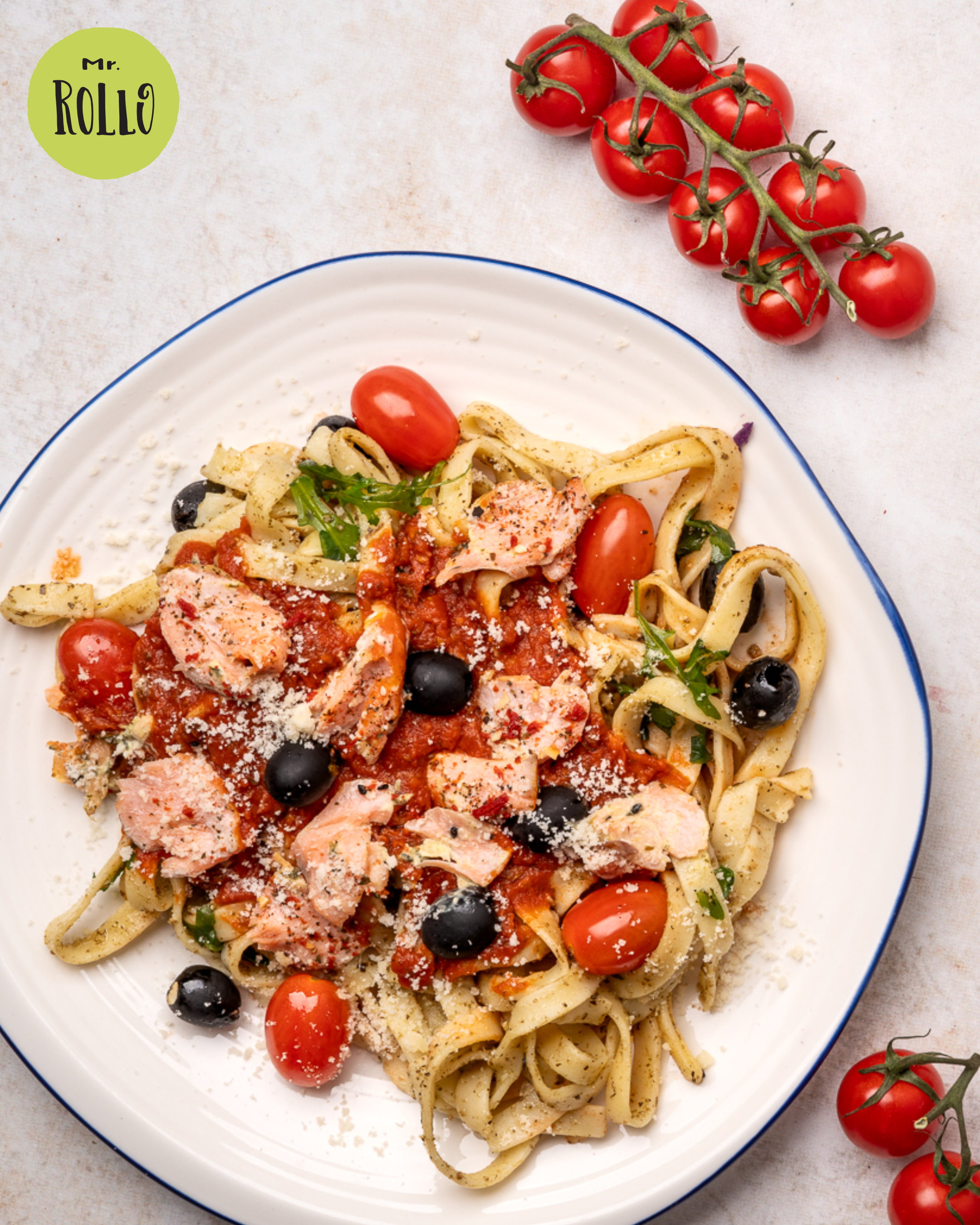Tagliatelle z łososiem z pomidorkami, oliwkami i parmezanem - Bistro Mr. Rollo Warszawa
