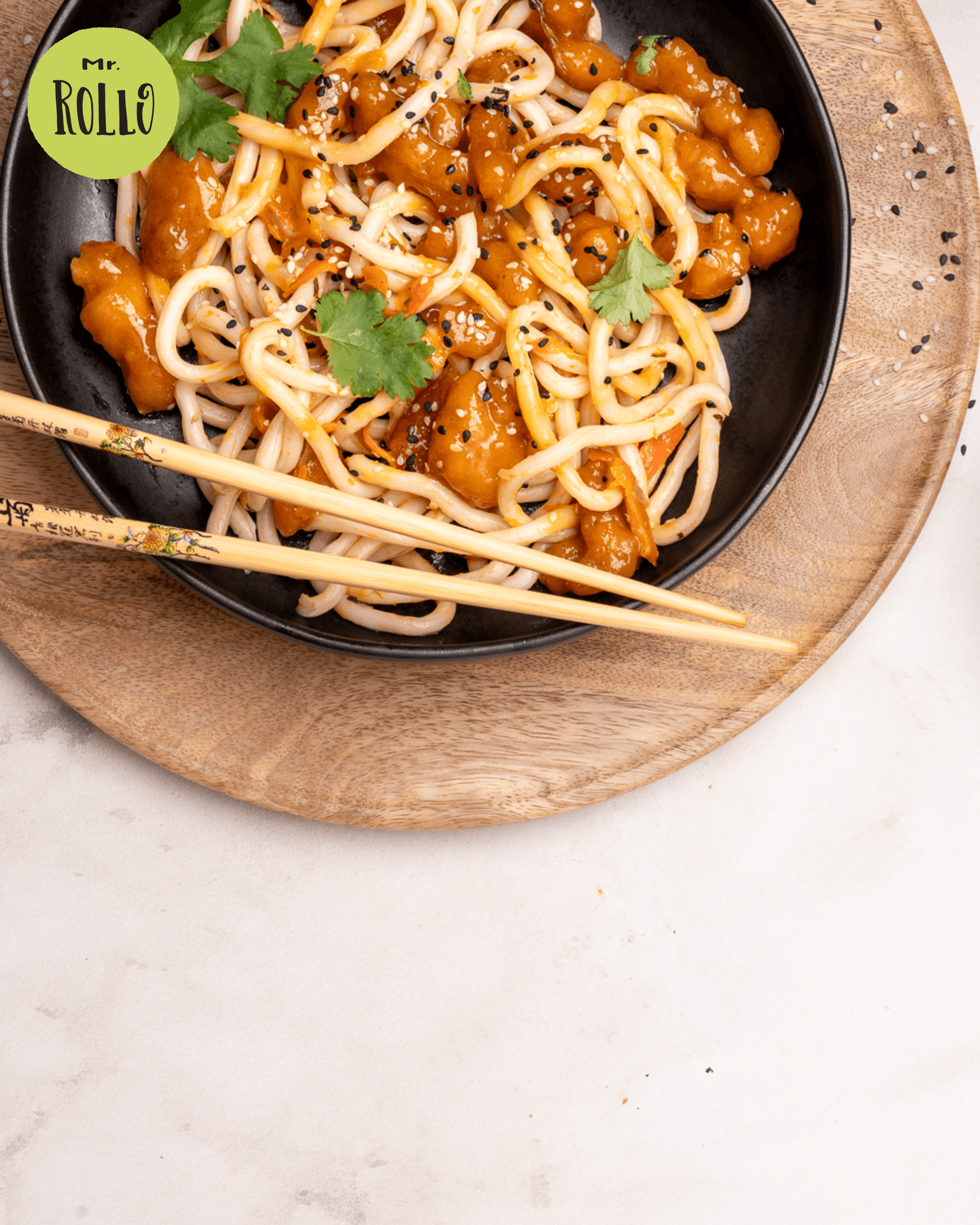 Udon z kurczakiem słodko-kwaśnym z sezamem i kolendrą - Bistro Mr. Rollo Warszawa