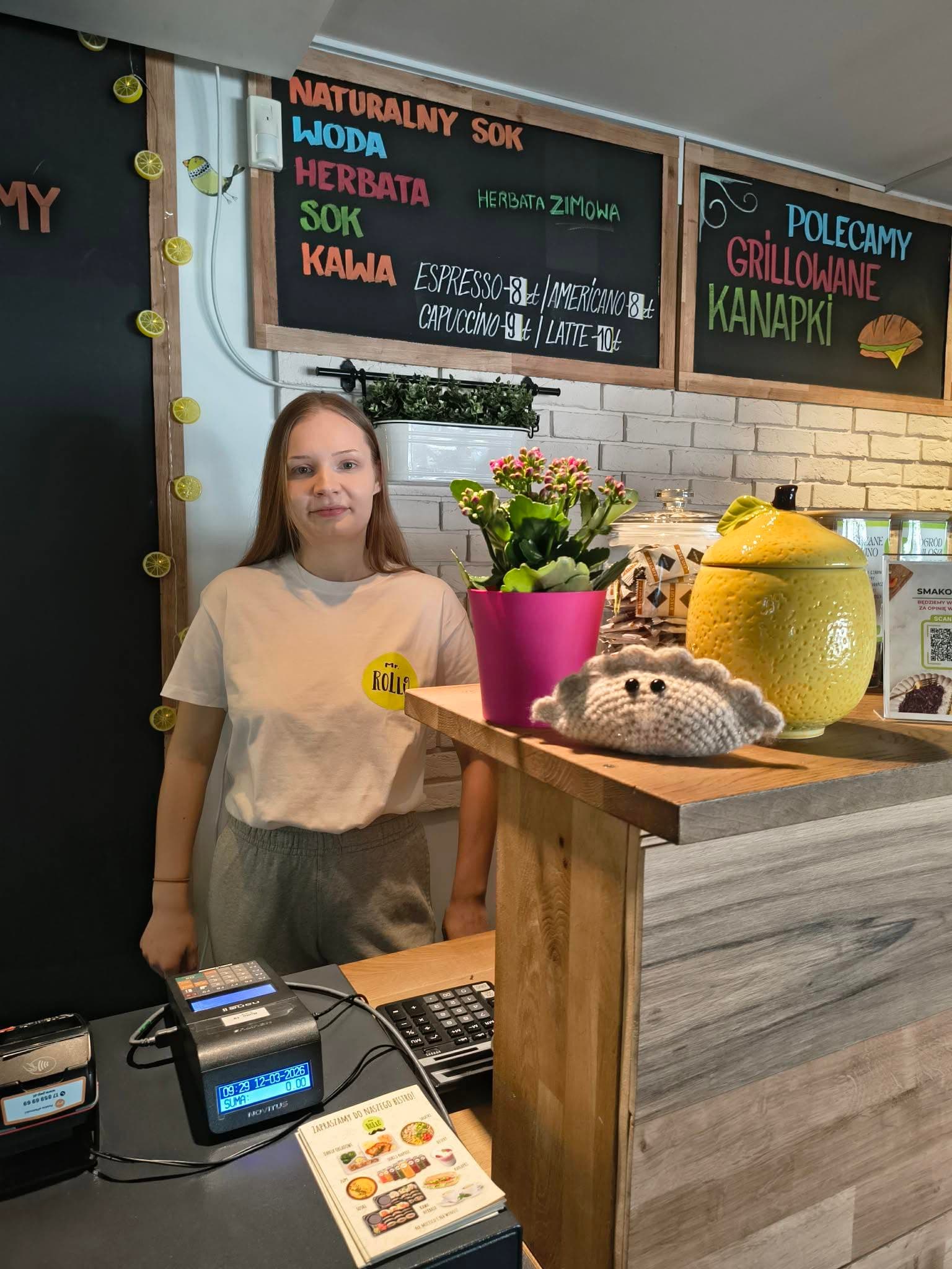 Pani Weronika za ladą Bistro Mr. Rollo w Warszawie